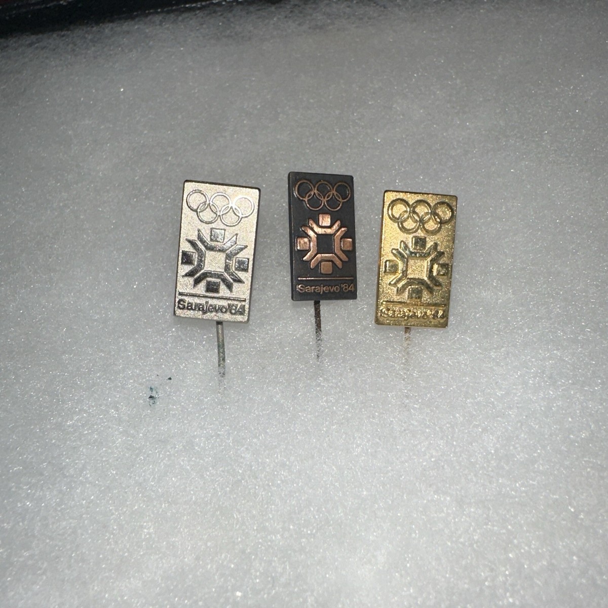 Pin's Officiel JO Sarajevo 1984 - Logo Jeux Olympiques D'hiver - Yougoslavie