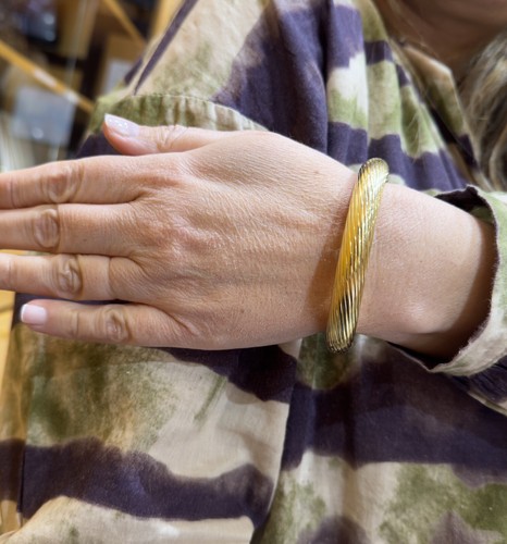 Bracelet jonc vntage en or jaune 18 carats fintions rainurées - Picture 8 of 9
