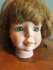 VINTAGE PORCELAIN/CERAMIC HEAD DOLL PARTS 4" GREEN EYES/LT BROWN WIG