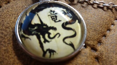 Cabouchon Kette 3 D Drache China Glück Doppelseitig Anhänger Medaillon halbrund