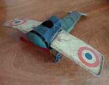 Avion ancien en fer blanc