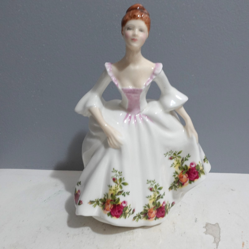 Royal Doulton Figurine "Country Rose" HN 3221