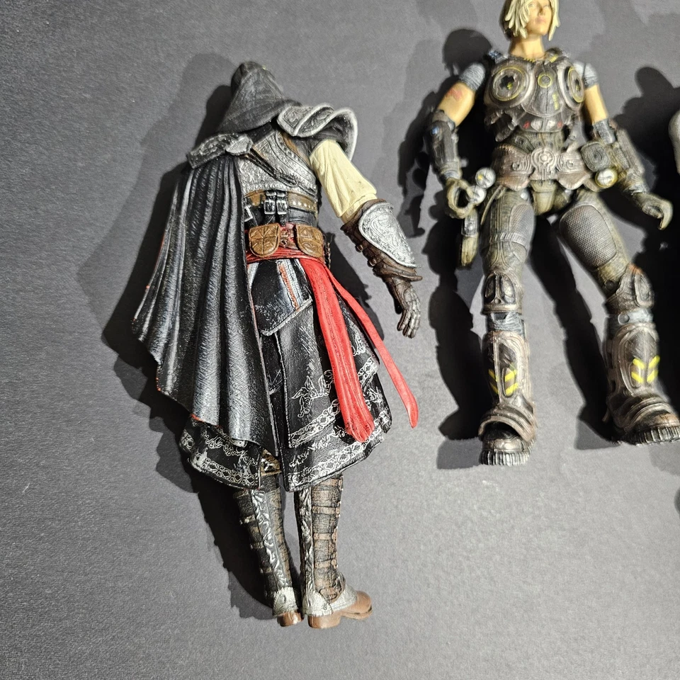 Лот товаров Neca Gears Of War Дрон Саранча - Аня - Фигурка Assassin's Creed Halo - Изображение 3 из 4