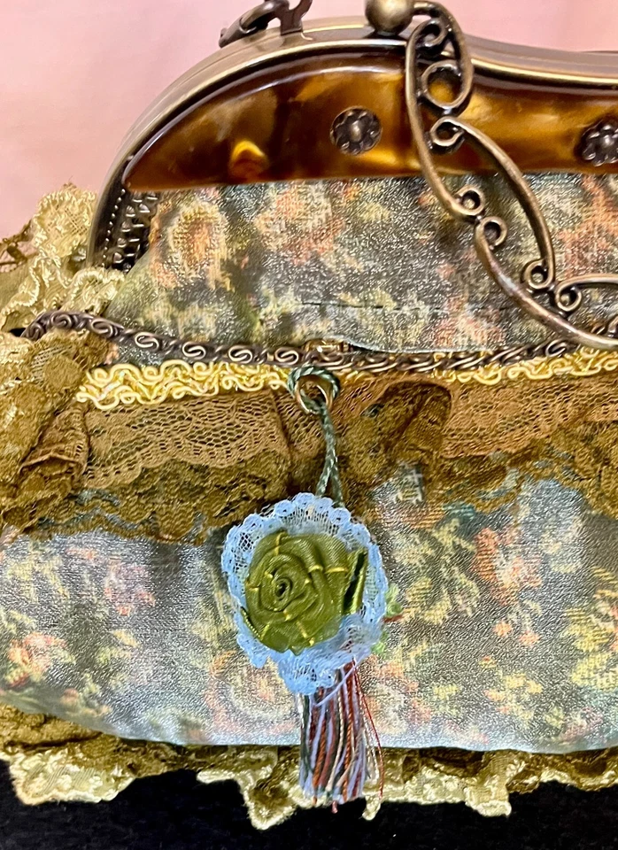 Bolso estilo victoriano vintage BOHO, diseño de encaje y floral y acento de metal dorado Foto 3 de 4