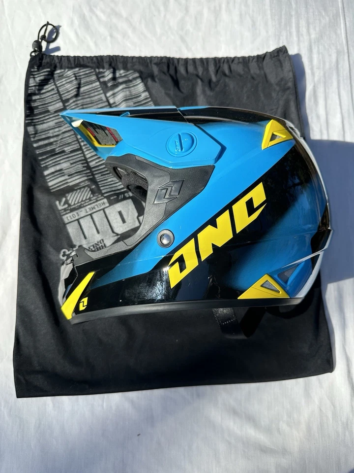 Casco moto cross One Industries Foto 2 de 4