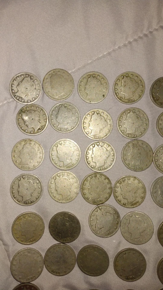 Liberty V Nickels (35) coin lot  Mix Dates 1900-1911 Circulated Readable Dates  - Image 4 of 4