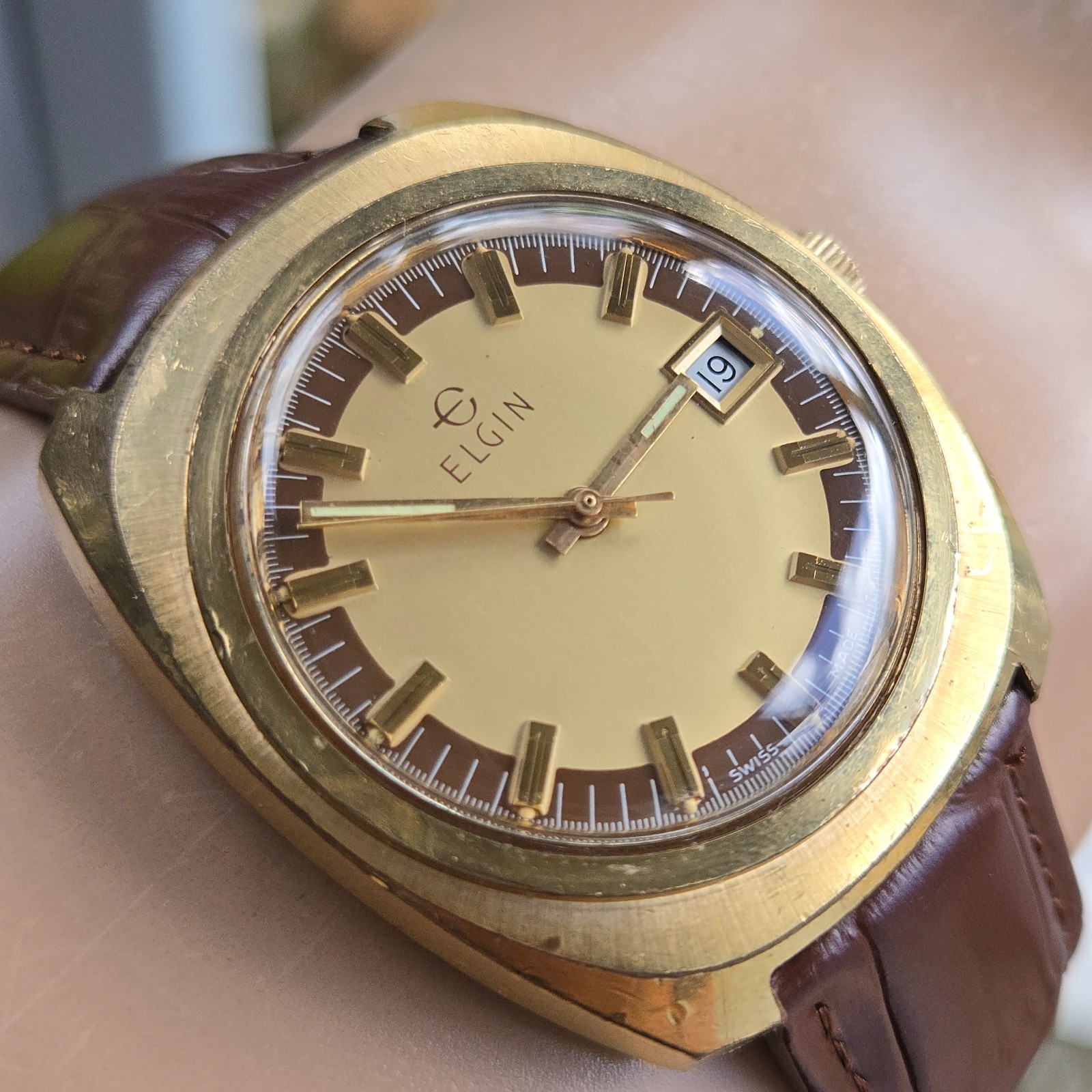 Vintage ELGIN men's manual wind watch Date Two-tone dial swiss 1970s