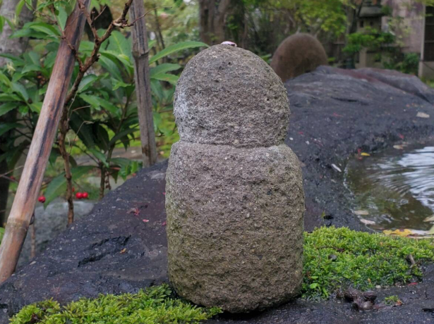Japanese antiques A stone-carved Jizo statue with a charmingly