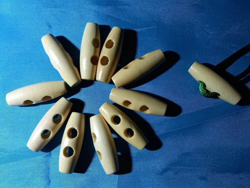 20 Holzknöpfe,Knebelknöpfe,oval naturfarben, L 30mm, 2 Loch Bohrung Restposten - Bild 3 von 3