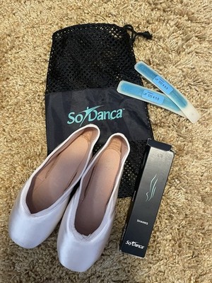 Brand new So Danca pointe shoes. Size 5D. Removable Shank