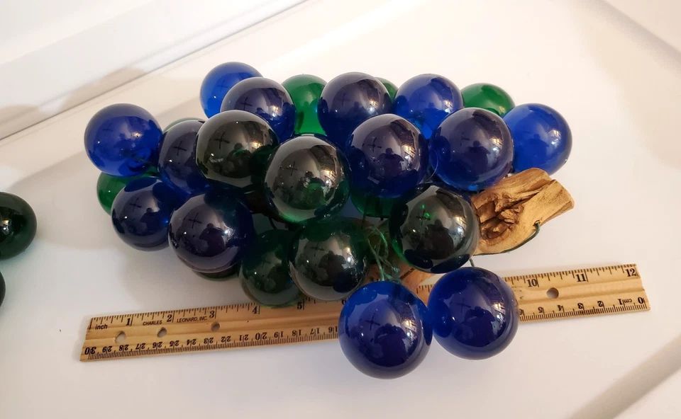 3 PCS VTG LARGE LUCITE BLUE & GREEN GRAPES CLUSTERS ON WOOD -MCM DECOR - Image 2 of 4