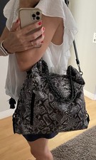 Stylische Tasche mit Schlangenmuster und Kett...