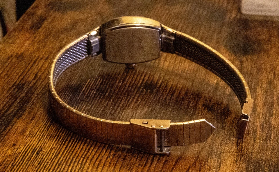 Reloj de cóctel Bulova 1978 vintage chapado en oro de 10 quilates, diamantes genuinos Foto 4 de 4