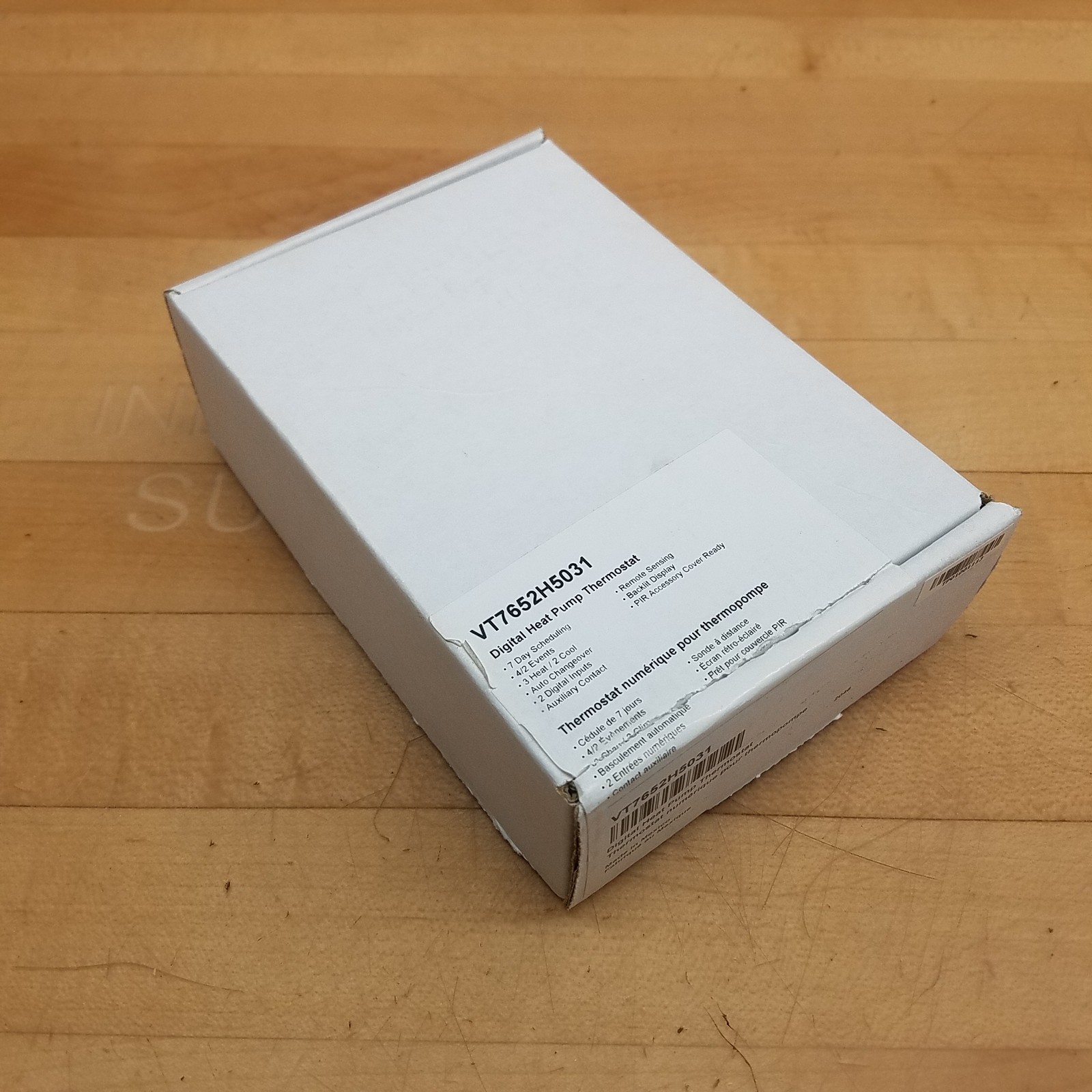 Viconics VT7652H5031 Digital Heat Pump Thermostat, 7 Day Scheduling - NEW