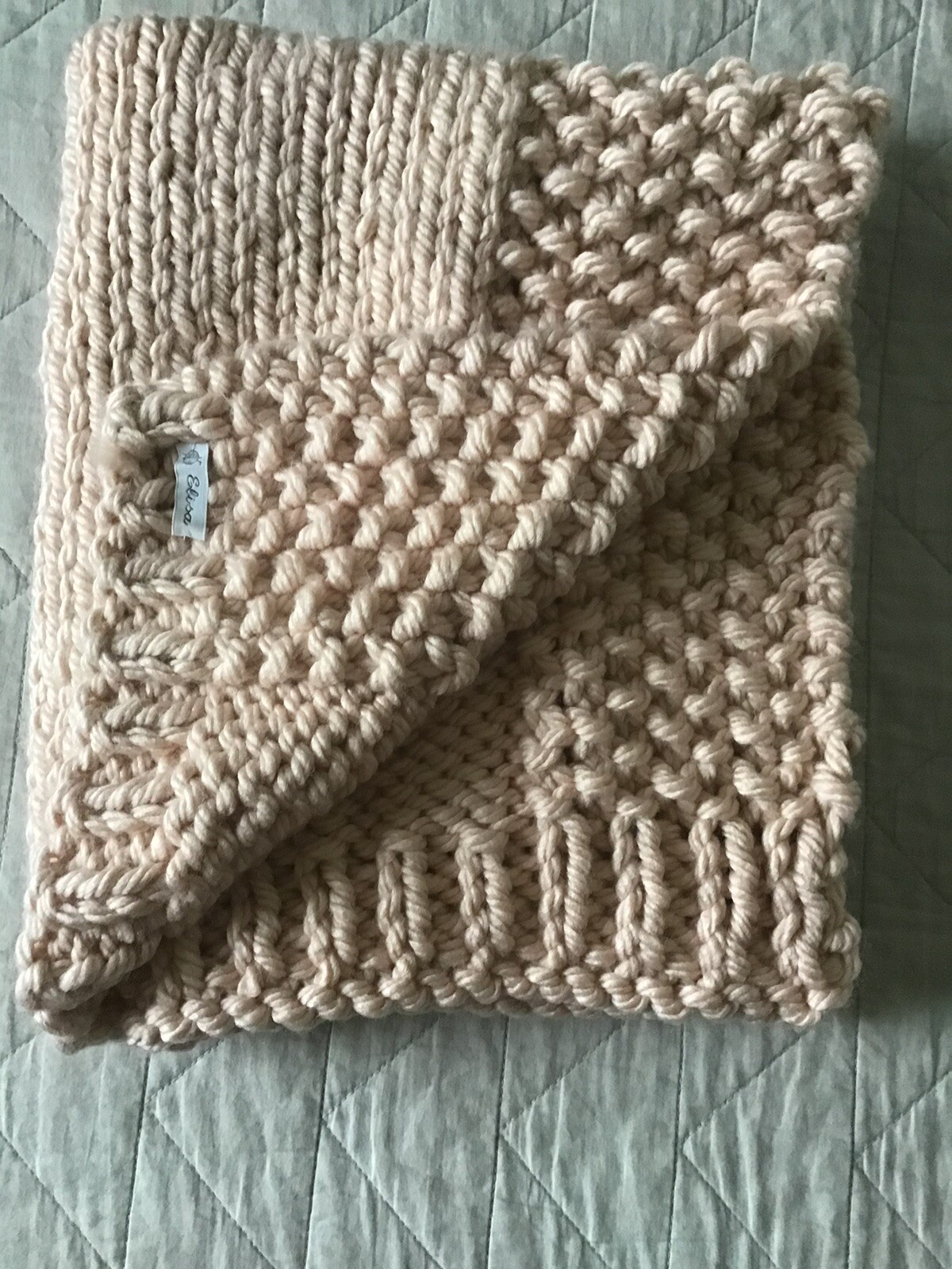 Couverture bébé tricoté main en grosse laine rose hypoallergénique