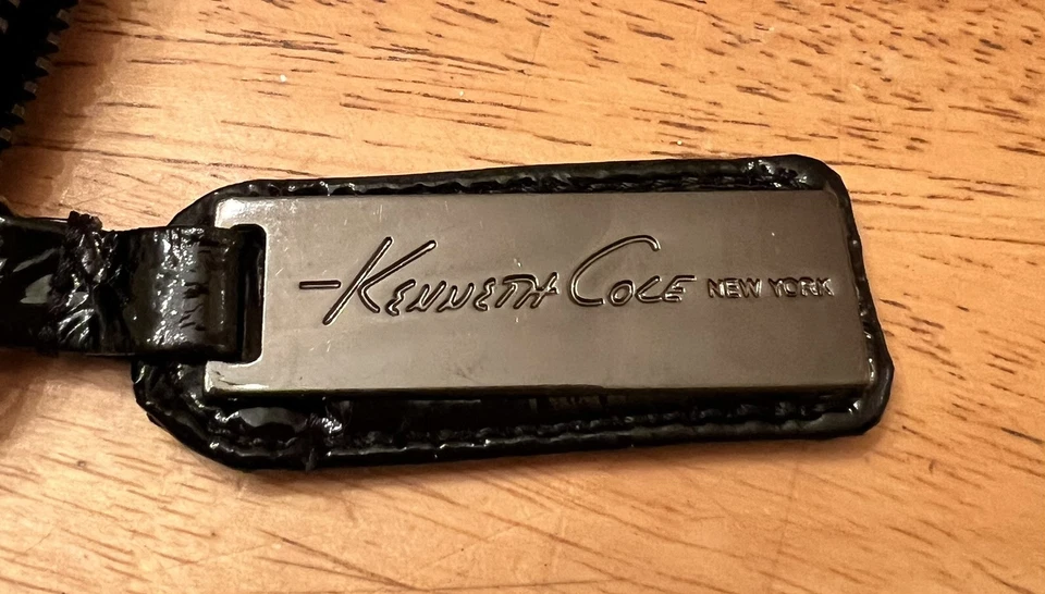 CARTERA KENNETH COLE DE CHAROL NEGRA CON CREMALLERA ALREDEDOR Foto 2 de 4