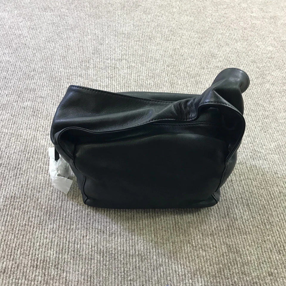 Bolso de hombro KARA de cuero para bebé negro liso de cuero de vaca OS moderno para mujer Foto 2 de 4