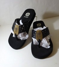 Sandalias Tanga Cuña Caja Amarilla Negro Tostado Recorte Floral Logo Talla 8