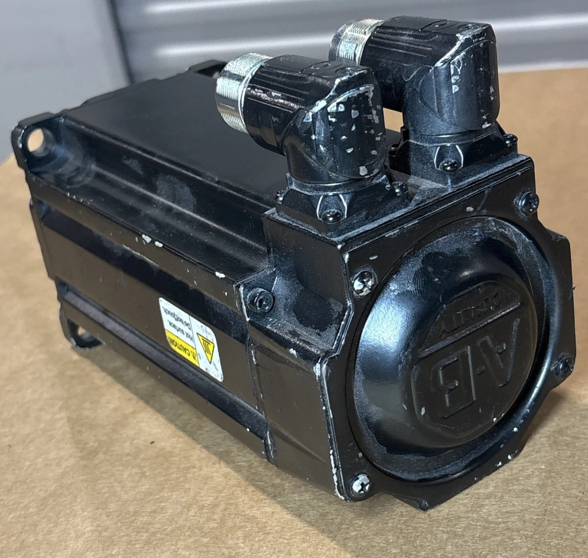 Allen-Bradley 480V MPL-B420P-MJ74AA AC Rotary Servo Motor Inverter Duty photo 4