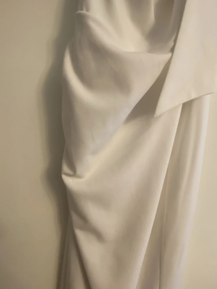 Vestido de novia largo blanco de un hombro alternativo vestido de novia pequeño Foto 3 de 4