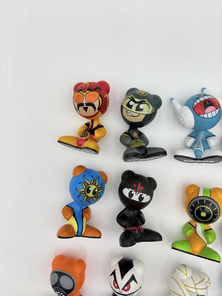 Lote de figuras UB Funkeys juguetes interactivos Radica juego virtual a la vida 19 piezas Foto 2 de 4