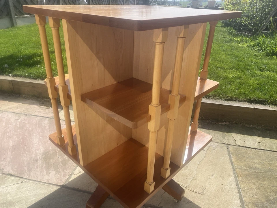 Librería giratoria de madera de cerezo con marca tallada de unicornio Foto 3 de 4