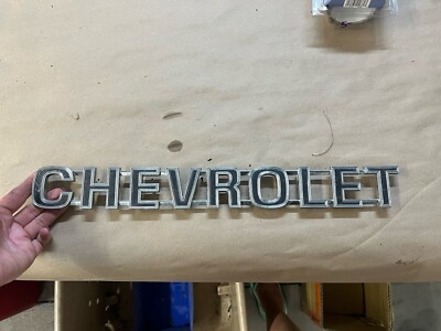 Chevy CHEVROLET 1973-1979 TRUCK TAILGATE EMBLEM CHEYENNE C10 326104 NOS 73-79