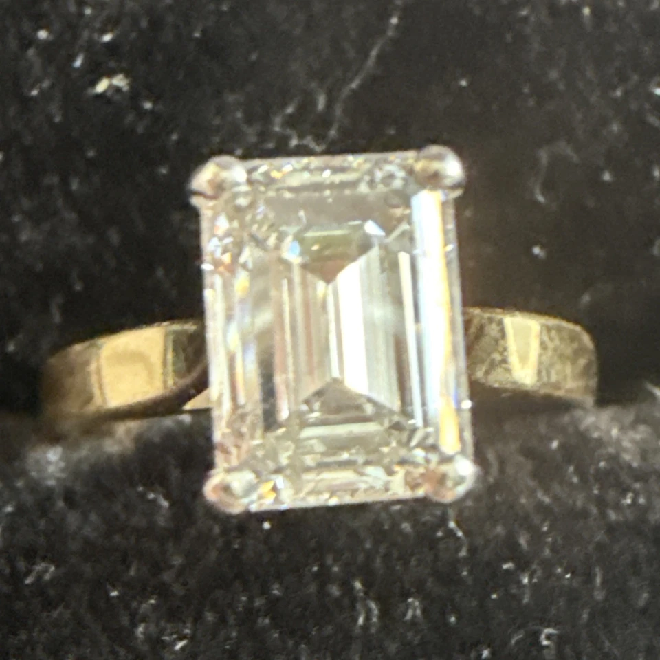 Anillo de oro amarillo de 18 quilates de 2,07 quilates creado en laboratorio diamante certificado IGI Esmeralda Foto 2 de 4