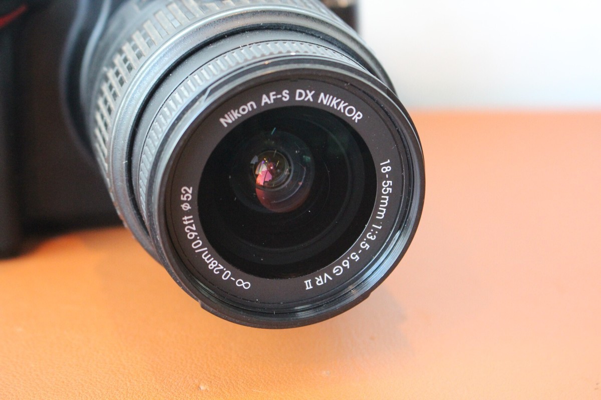Nikon D5000 w/Nikon DX VR AF-S Nikkor 18-55mm f/3.5-5.6GII w/Bag
