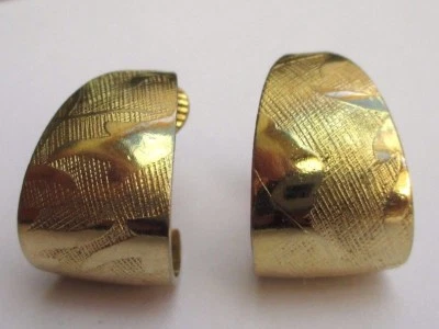 Élégantes boucles d'oreilles clips couleur or anneaux évasés finement gravés 707 - Photo 1/3