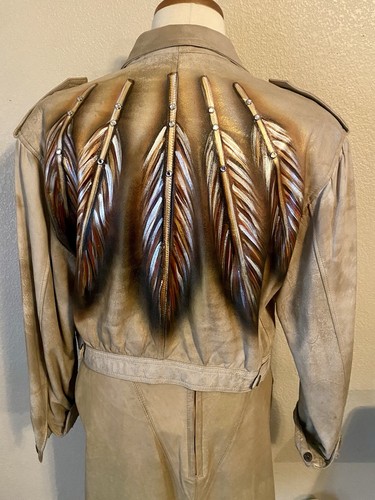 Handbemaltes Lederoutfit Indianer Federn Wilson’s 1 Of a Kind nur modelliert - Bild 2 von 2