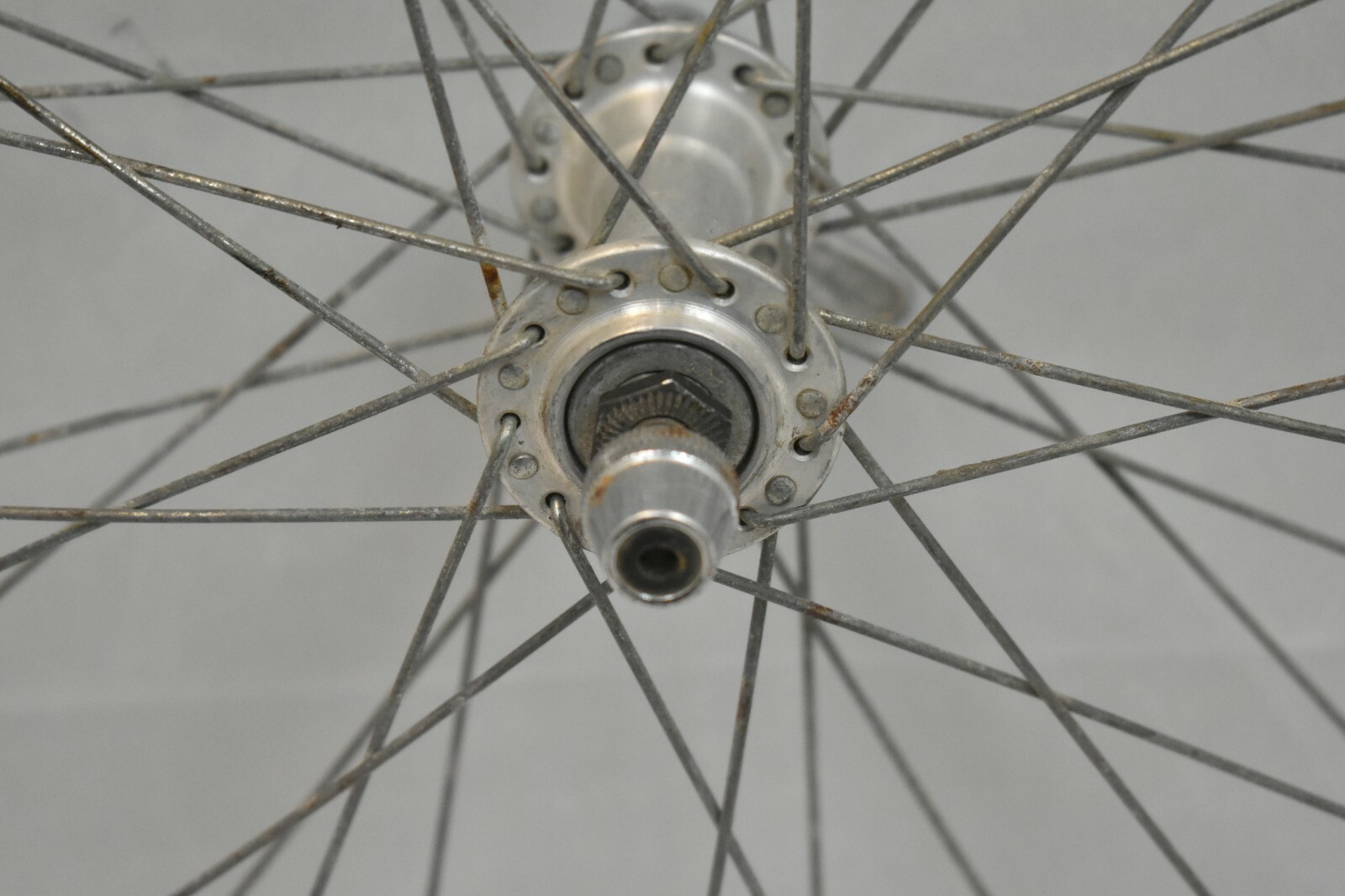 Roue Avant VTT 26 Pouces – Jante Alesa Argent + Moyeu Shimano Exage HB-RM50 – Frein Sur Jante