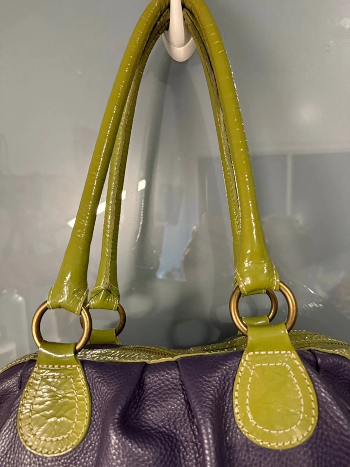 Cartera Boden de cuero granulado púrpura borde verde lima Foto 3 de 4