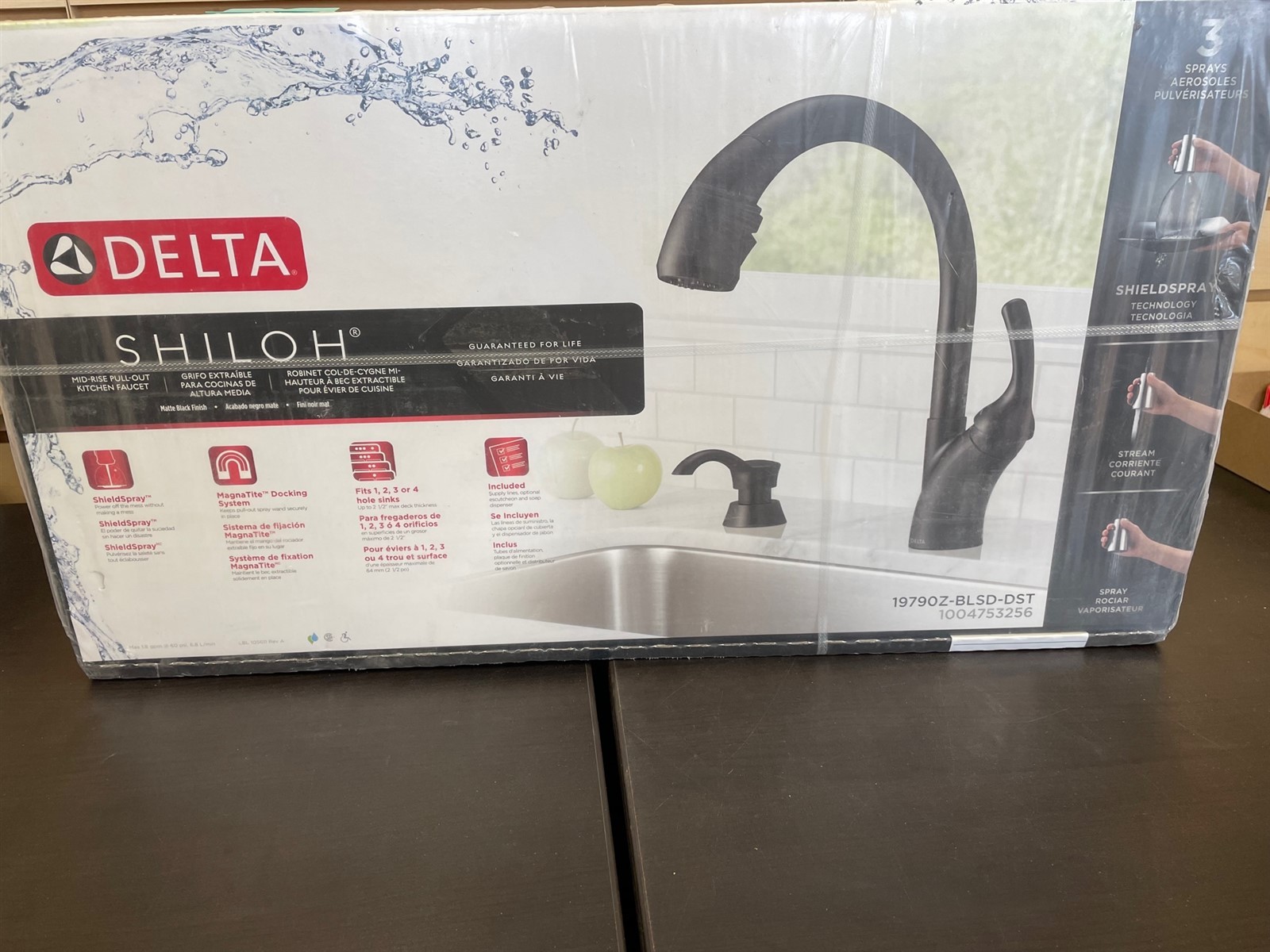 Delta Shiloh One Handle Kitchen Faucet Pull Down Spray Black 19790Z-BLSD-DST