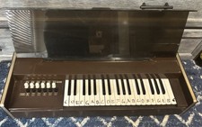 Magnus Elektryczne organy akordowe Model 668P z pokrywką Vintage