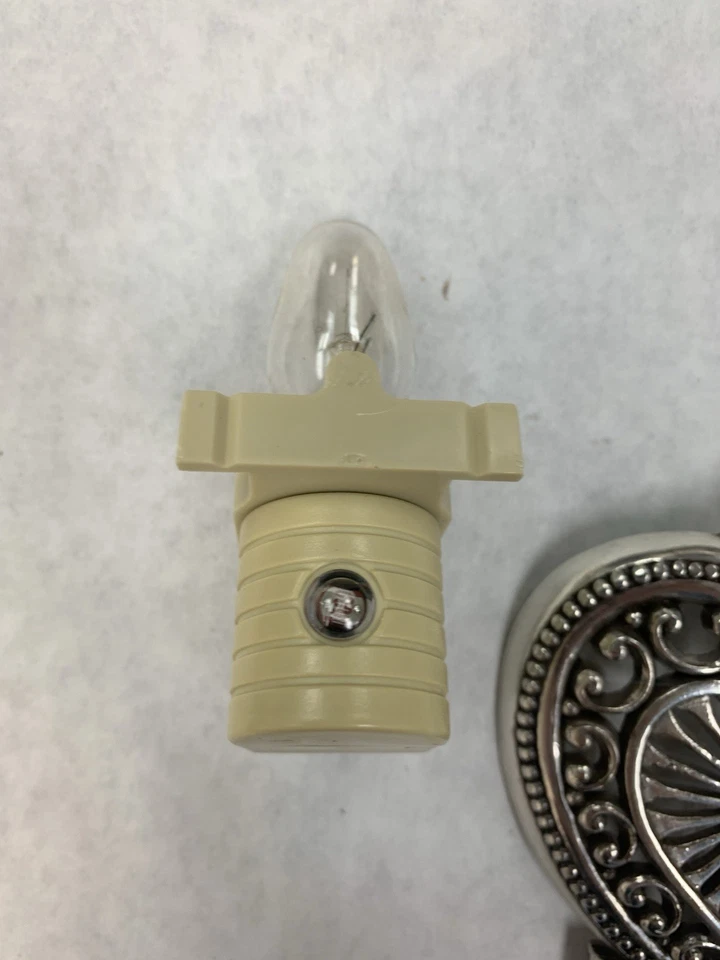 Brighton Silver Nightlight Forma de Corazón Filigrana Cubierta Luz Sensor Enchufable Libre Foto 2 de 4