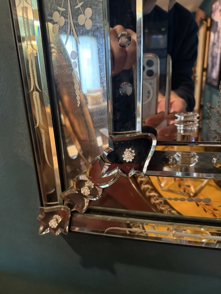 Espejo veneciano de vidrio grabado biselado de mediados de siglo con rosetas florales Foto 4 de 4