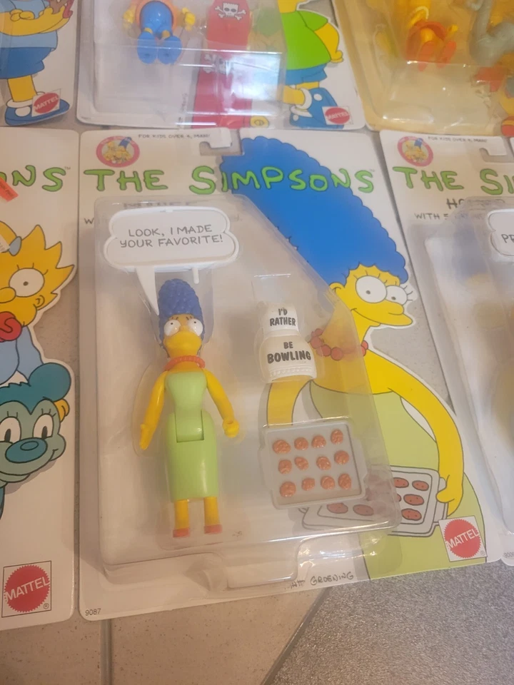 Colección de figuras de Los Simpson 1990 Mattel 7 figuras + sofá y TV todo nuevo Foto 3 de 4