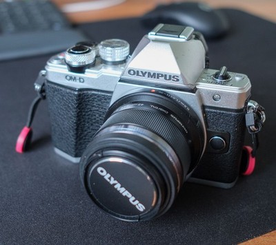 Olympus OM-D E-M10 Mark II Silber + Olympus 45mm F1.8