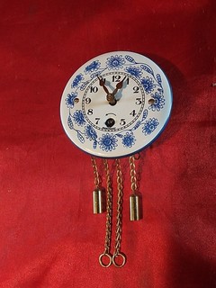 Alter Uhrenträger Uhr Miniatur Wanduhr Puppenstubenuhr Email Blumen Germany(6211