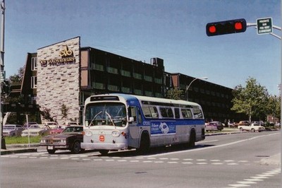 Continental Postcard Aotel Des Gouverneurs And CTCUQ Bus Quebec QC 1982