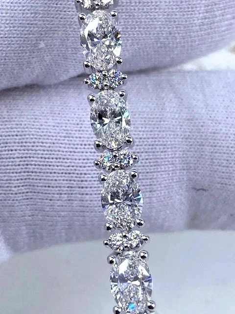 Brazalete de tenis para mujer de diamantes creados en laboratorio de corte ovalado de 15 quilates enchapado en oro blanco de 14 quilates Foto 2 de 4