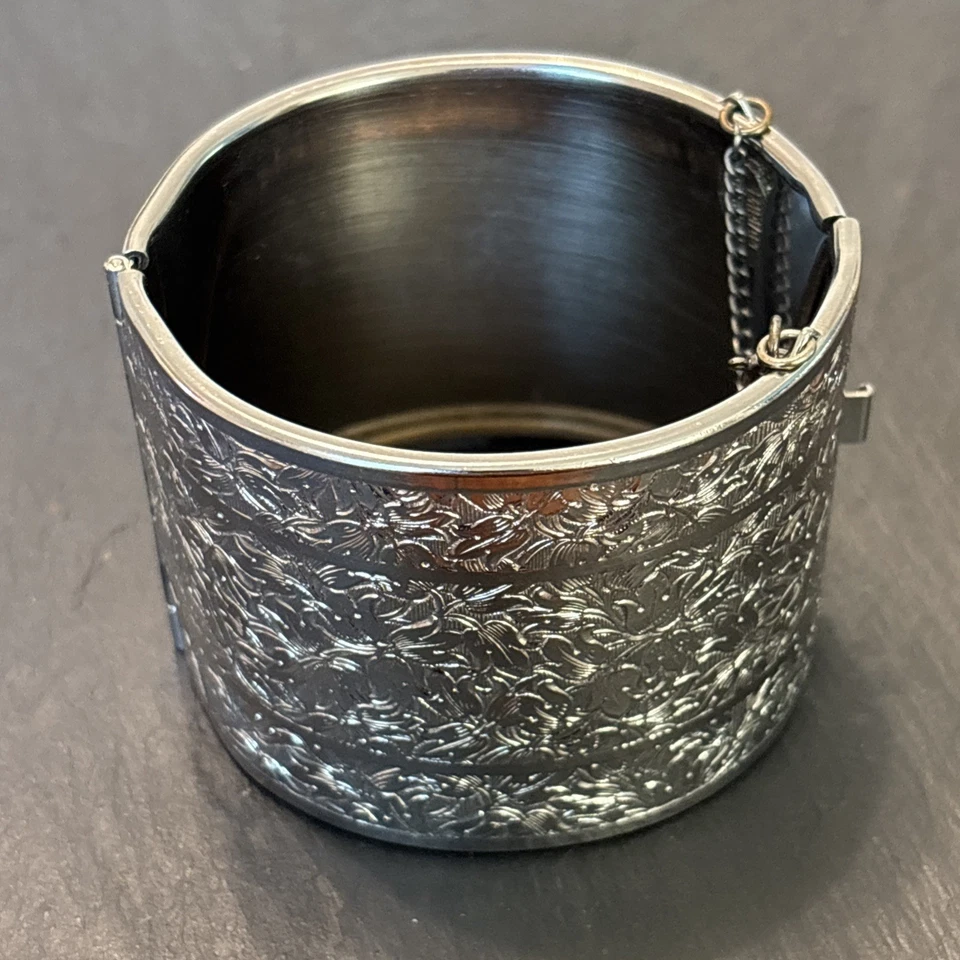 Miriam Haskell 银色铰边手镯手链 2 英寸宽花卉雕刻 7 英寸 — 第 3/4 张图片