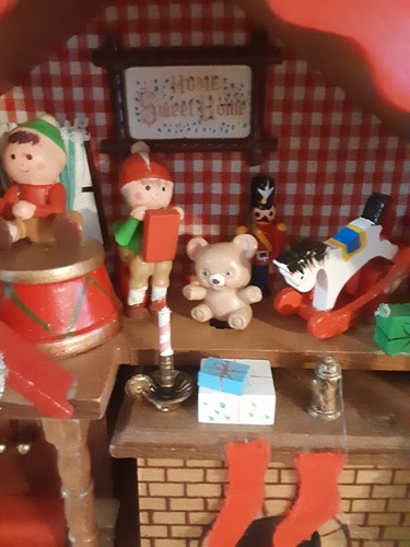 Vintage Enesco 1983 Christmas Music Box Santa’s “Toy Land” Works Wooden Wood - Picture 4 of 19