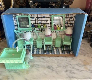 PLASTIC DOLLS HOUSE. HAIR SALON