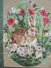 Vintage 80er Jahre gro&szlig;es gerahmtes handmodisches Nadelbild von Hasen & Mohnblumen