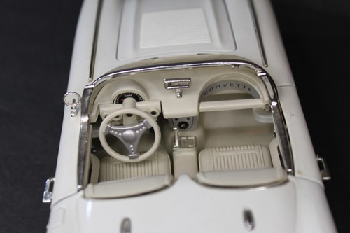 1958 Chevrolet Corvette Scale 1/18 White Convertible Motor Max No.73109(68803) - Picture 10 of 14