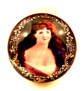 Fleur-de-Lys-Large-Powder-Jewelry-Box-Gold-Detail-Portrait-of-Victorian-Lady