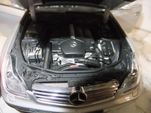 Kyosho Mercedes Benz c-class CLS in silver 084015 1:18 scale - Picture 9 of 20