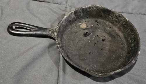 Vintage Gusseisen Pfanne 6 Zoll Durchmesser Doppelauslauf Bauernhaus Dekor unrestauriert